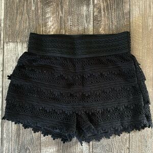ALT.B WOMEN BEAUTIFUL BLACK RAFFLE LACE SHORTS, SIZE SMALL